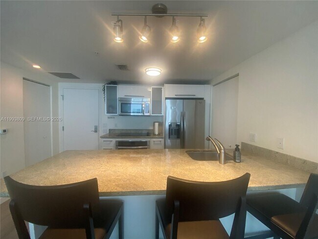 Foto del edificio - 185 SW 7th St