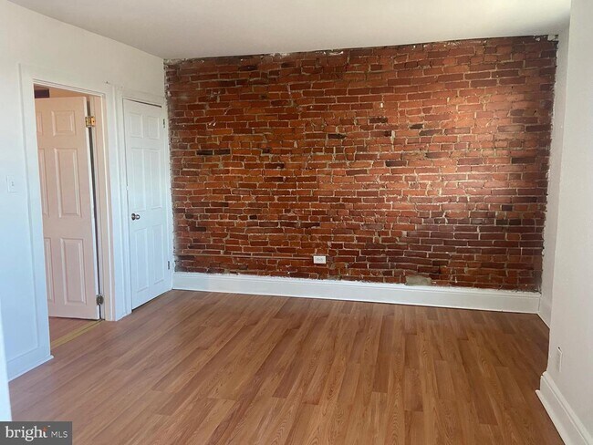 Building Photo - 613 N Jackson St
