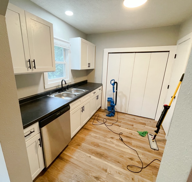 Building Photo - Great 2 bedroom house
