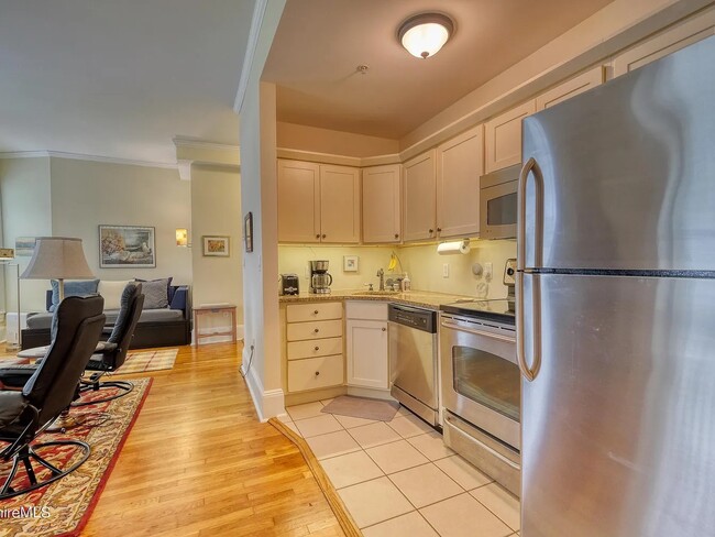 Building Photo - 33 Maplewood Ave