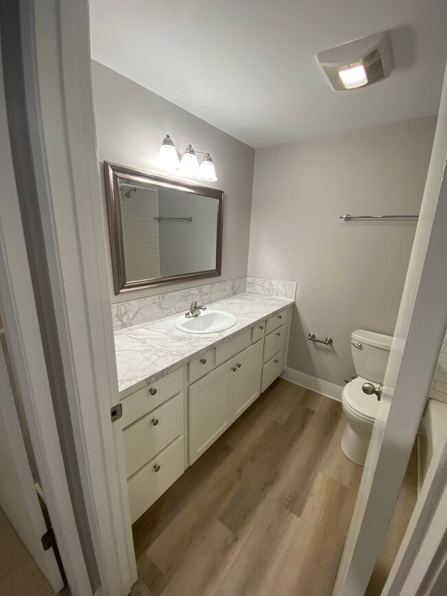 Fully renovated 2 bedroom, 1.5 bath apartment available with Separate Garage! Fully remodeled Kit... - Fully renovated 2 bedroom, 1.5 bath apartment available with Separate Garage! Fully remodeled Kit...