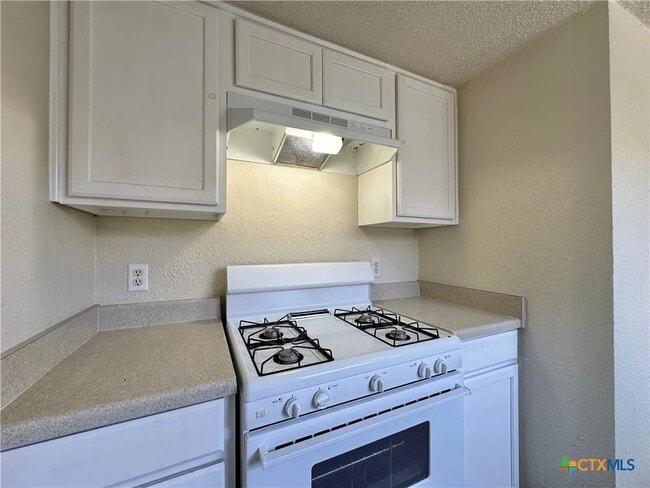 Building Photo - 1302 Royal Crest Dr