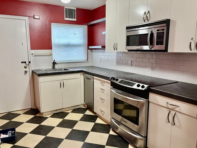 Foto del edificio - "Lovely Updated Condo in the Sullivan's Gu...