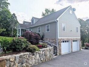 Building Photo - 11 Ridgeway Ave