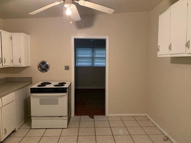Photo - 3 Bedroom House on Kyle St, Available NOW!