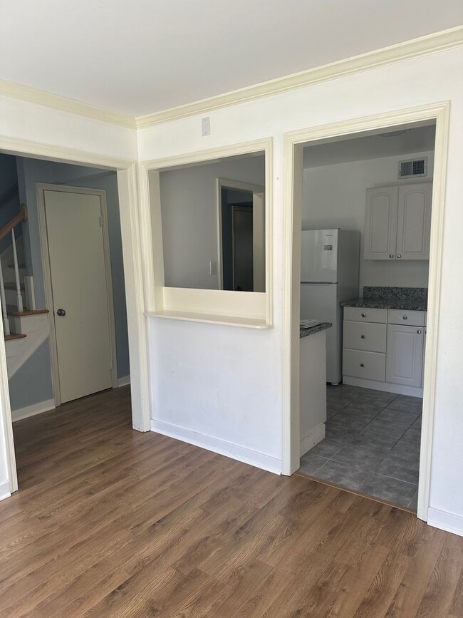 Building Photo - BEAUTIFULLY RENOVATED TOWNEHOME IN WASHING...