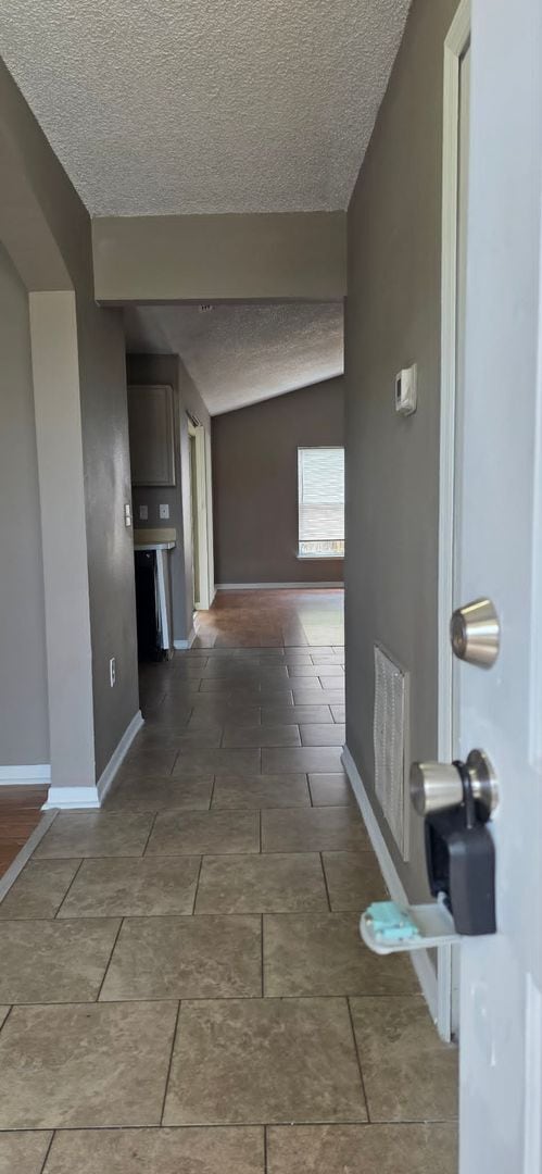 Building Photo - Spacious 3BR Home with Florida Room & Fenced Backyard