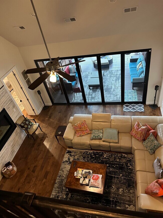 Foto del edificio - 1602 Stonehedge Dr