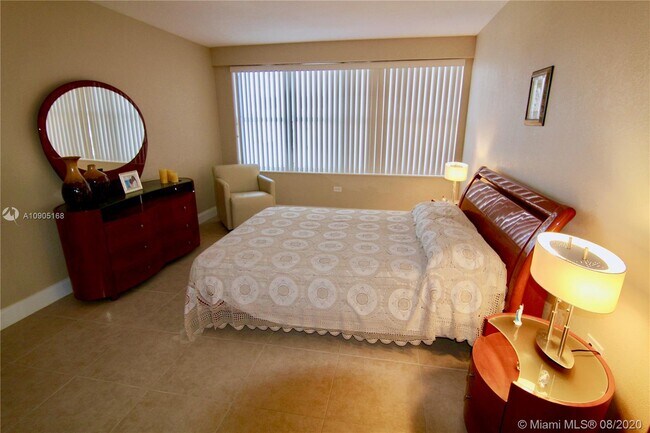 Building Photo - 3111 N Ocean Dr