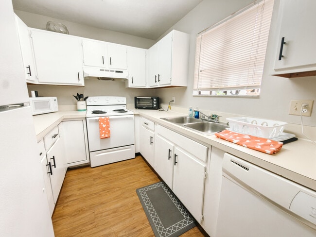 Building Photo - 2300 SW 43rd St