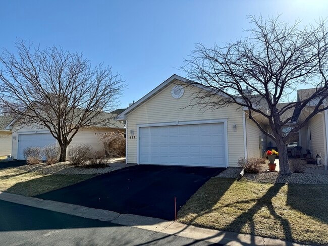 Building Photo - 652 Aqua Cir