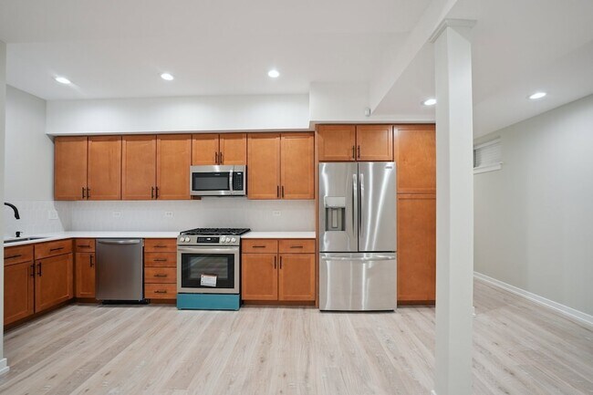 Foto del edificio - 1635 W Warren Blvd