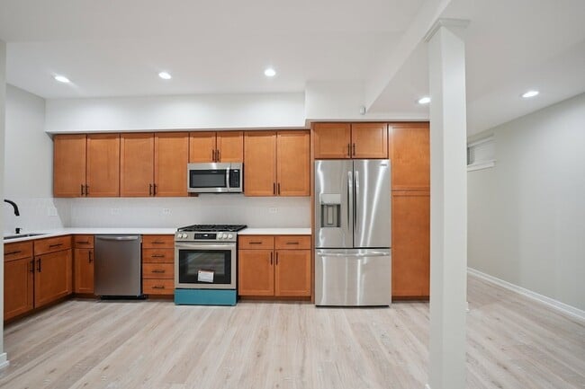 Building Photo - 1635 W Warren Blvd