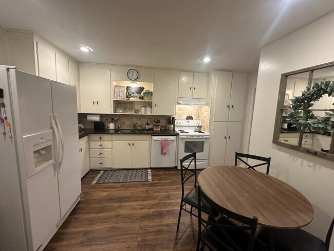 Foto del edificio - 1346 Hillcrest Dr