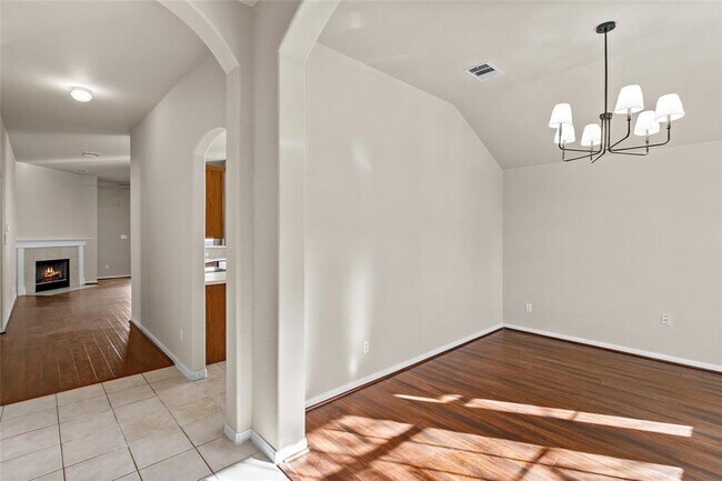 Building Photo - 9401 Pioneer Forest Dr