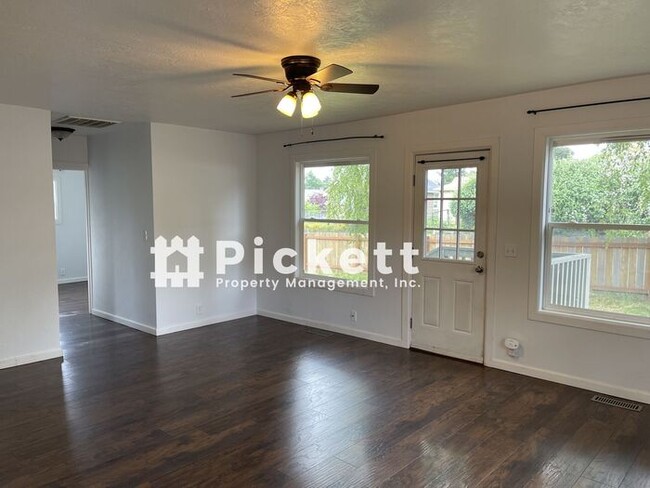 Building Photo - Cute remodeled bungalow Near PSNS
