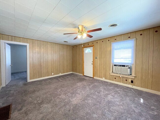Building Photo - 2 Bed 1 Bath with 1-Car Detached Garage
