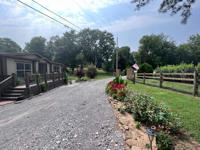 Foto del edificio - 5756-A Benders Ferry Rd.