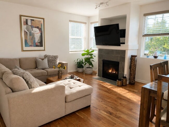 Building Photo - Beautifully updated end-unit townhome just one block from Progress Lake.