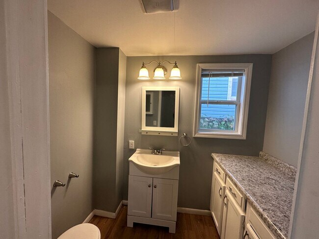 Foto del edificio - Affordable Comfort: 2-Bedroom and 1 1/2- B...