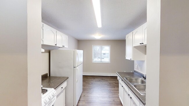 Photo du bâtiment - 10114-10105 105 Ave