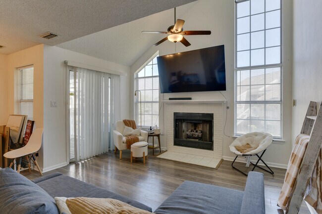 Building Photo - 4209 Laurel Green Cir