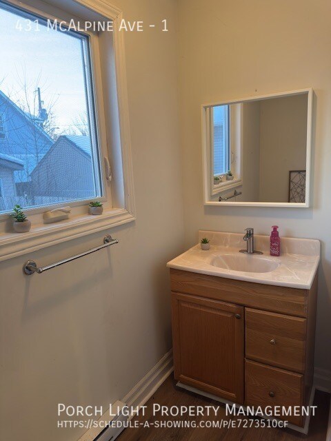 Photo du bâtiment - Main Floor With Parking, Laundry, Yard and Plenty of Storage