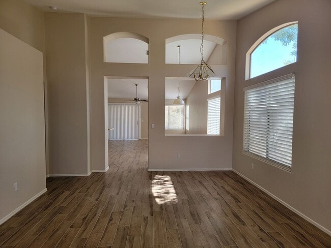 Building Photo - Updated 3 bed with 3-Garage in Bridlewood Subdivision