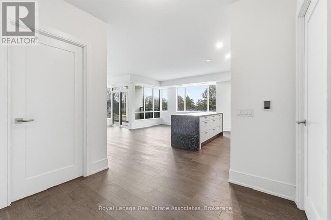 Photo du bâtiment - 259 The Kingsway