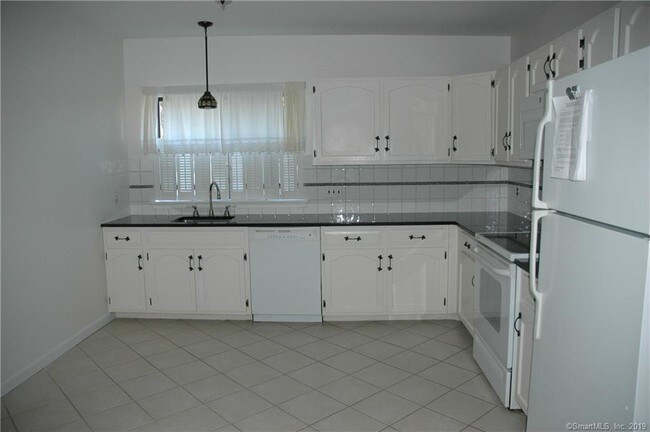 Foto del edificio - 179 Fairfield Woods Rd