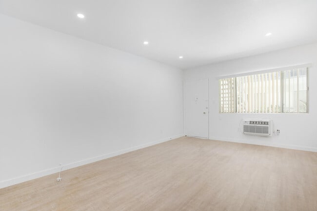 Building Photo - 323 E Chestnut St