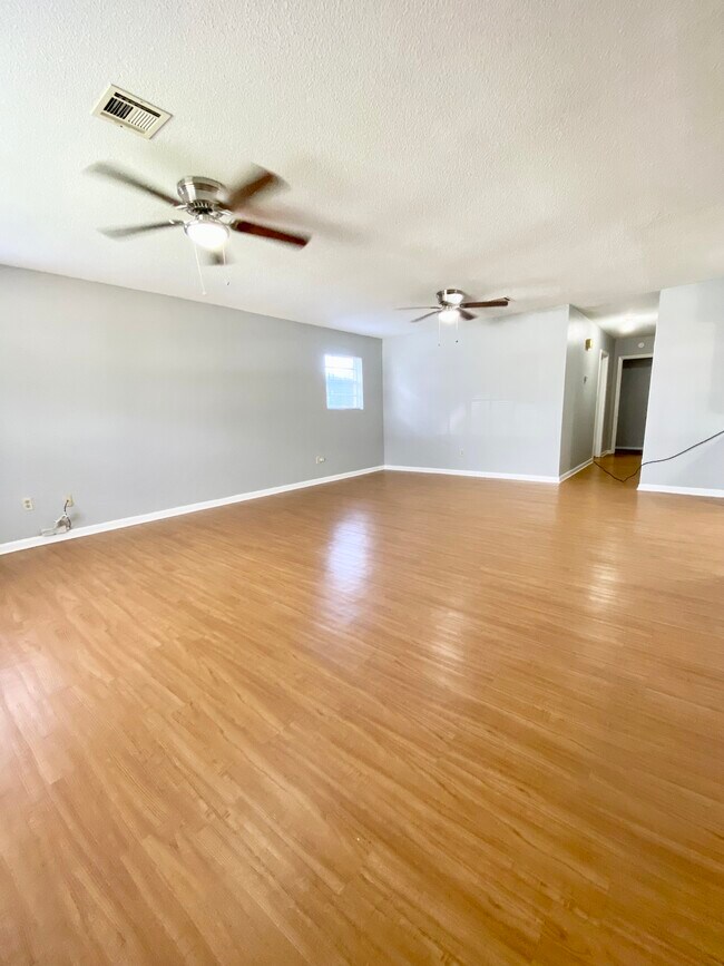 Building Photo - 302 Cottonwood Dr
