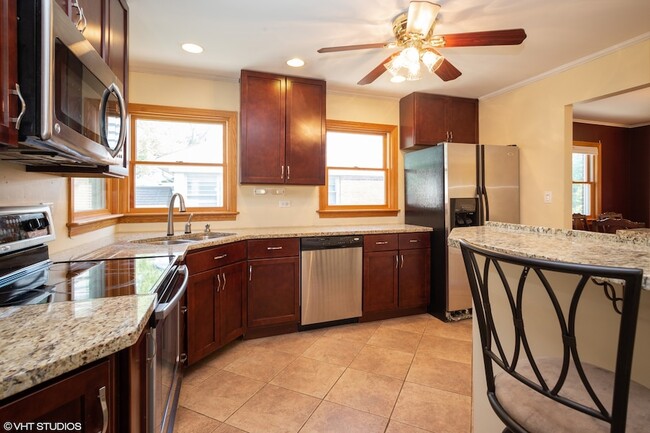 Building Photo - 1418 S 6th Ave