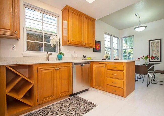 Foto del edificio - Bright and airy home in the beautiful Redwood Shores