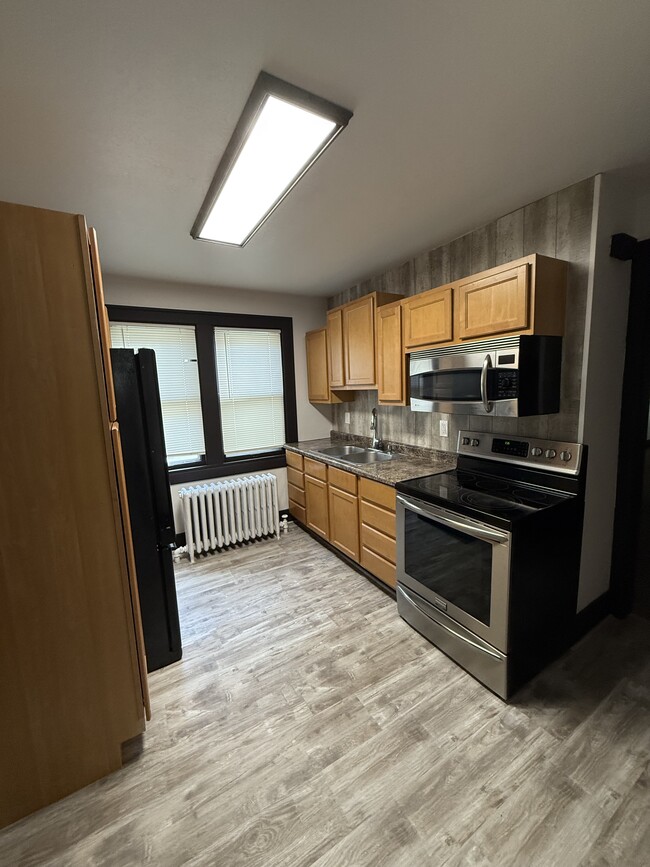 Building Photo - 1214 S 76th St