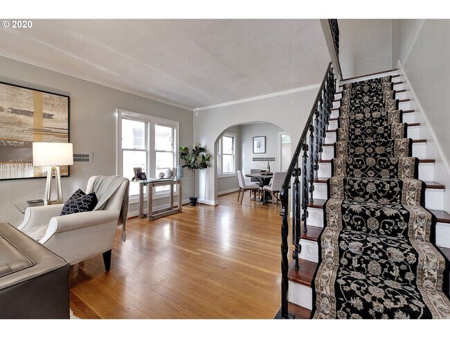 Building Photo - 2 Bed 1.5 Bath End-unit townhome in the 