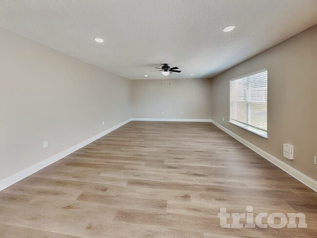 Building Photo - 13561 Linden Dr