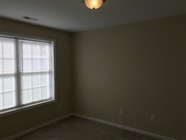 Building Photo - 8 Springridge Ln