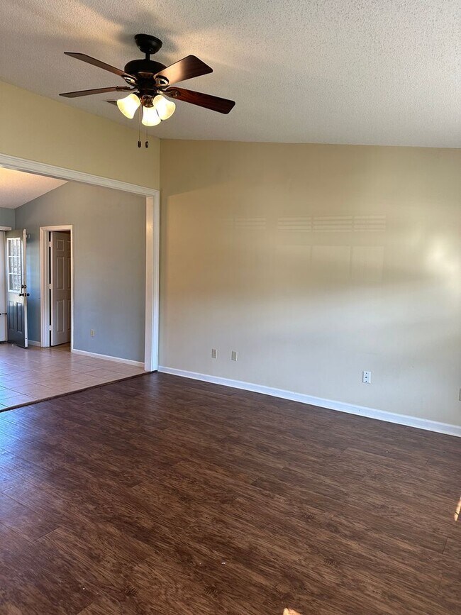 Building Photo - 3 Bedroom 2 Bath Pet Friendly Home.