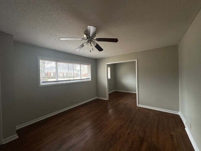 Building Photo - 3009 Elgin Dr