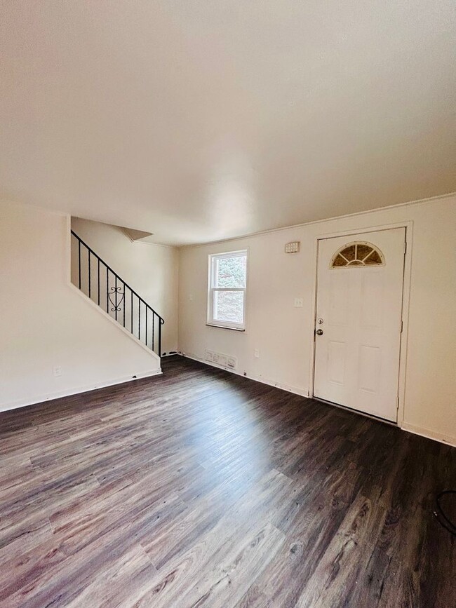 Building Photo - Newly Renovated 2 Bedroom Townhome