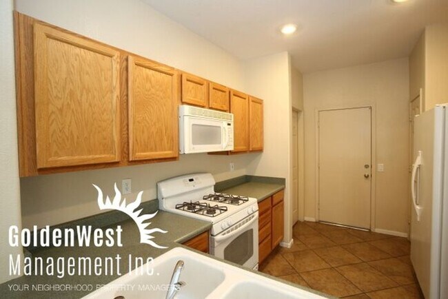 Foto del edificio - Lovely 2 Story 3Bdm 2.5Ba Home in Centenni...
