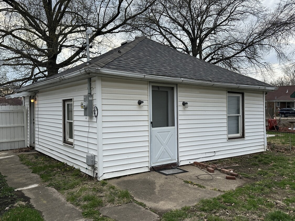 Primary Photo - 103 N Waverly Ave