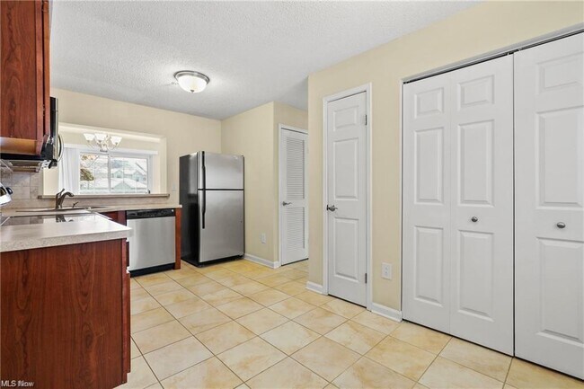 Foto del edificio - 240 Fox Hollow Dr