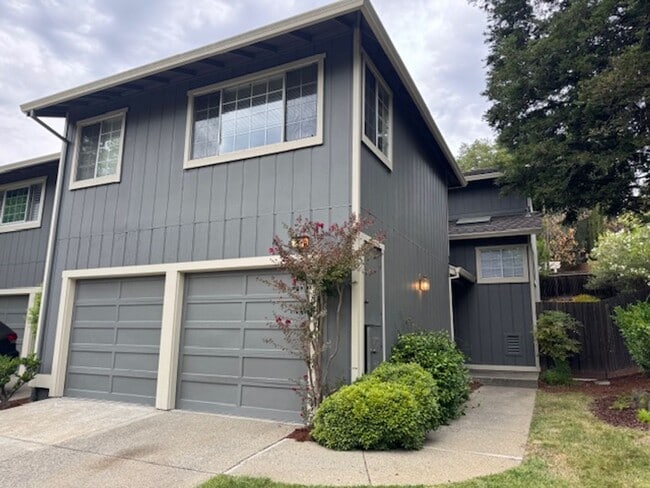 Wonderful 3 bedroom Tri-level townhome wit... - Wonderful 3 bedroom Tri-level townhome wit...