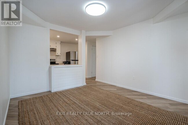 Photo du bâtiment - 561-561 Tiny Beaches Rd S