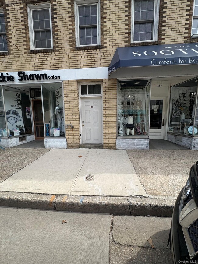 Building Photo - 108 Main St