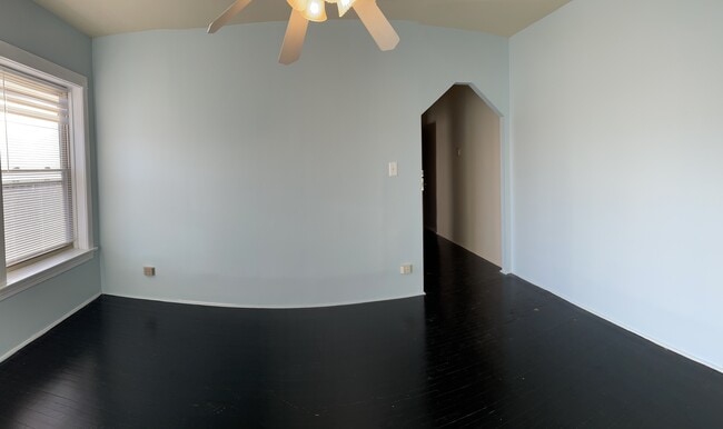 Building Photo - 1200 W Thorndale Ave