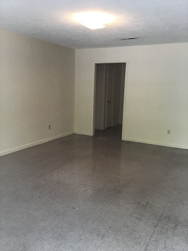 Building Photo - 806 N McLemore Ave