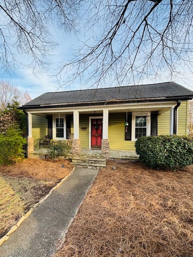 Building Photo - 109 S Rose Ave